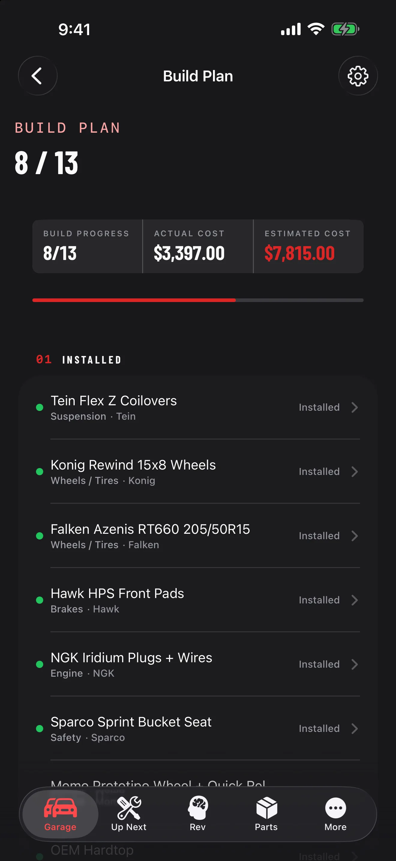 GarageHub op iPhone, een bouwplan met 8 van de 13 aanpassingen geïnstalleerd, werkelijke uitgaven tegen de schatting met een voortgangsbalk, en de geïnstalleerde lijst: schroefsets, wielen, banden, remblokken, bougies en een kuipstoel.