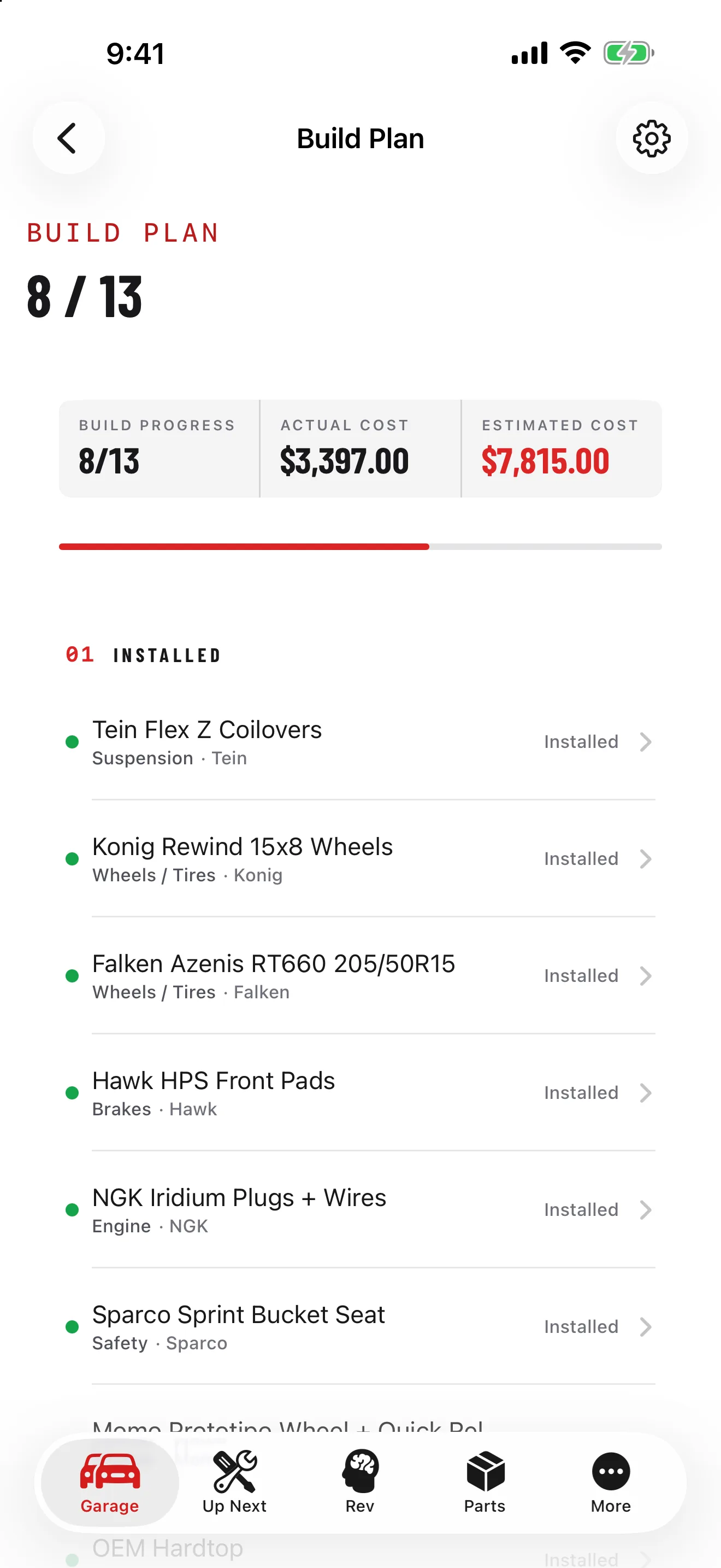 GarageHub op iPhone, een bouwplan met 8 van de 13 aanpassingen geïnstalleerd, werkelijke uitgaven tegen de schatting met een voortgangsbalk, en de geïnstalleerde lijst: schroefsets, wielen, banden, remblokken, bougies en een kuipstoel.