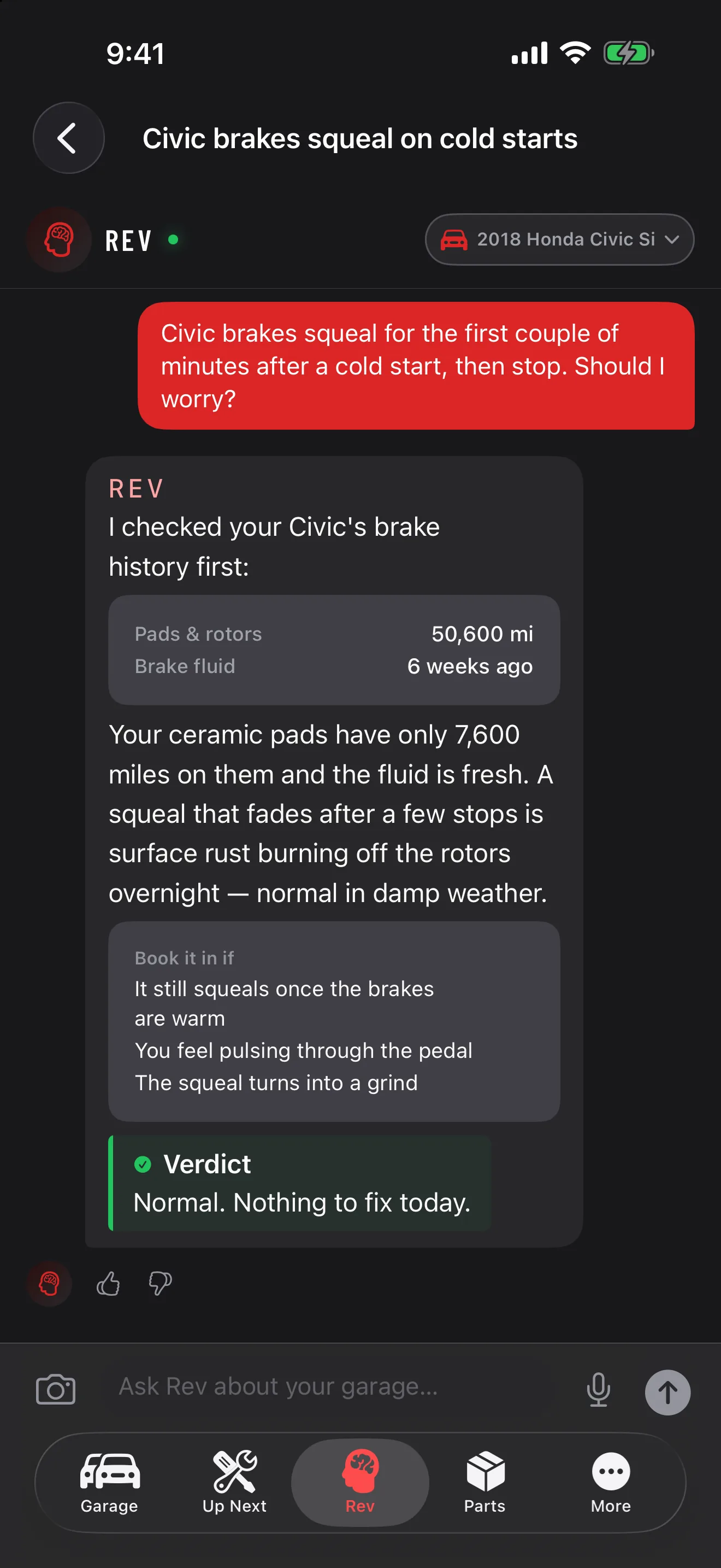 GarageHub pe iPhone, chat Rev pentru un Honda Civic Si din 2018: proprietarul întreabă dacă frânele care scârțâie câteva minute după o pornire la rece sunt o problemă. Rev verifică mai întâi istoricul frânelor (plăcuțe și discuri, lichid de frână acum șase săptămâni), explică că scârțâitul este rugina de suprafață care se arde de pe discuri, listează când ar trebui programat și oferă verdictul: normal, nimic de reparat azi.