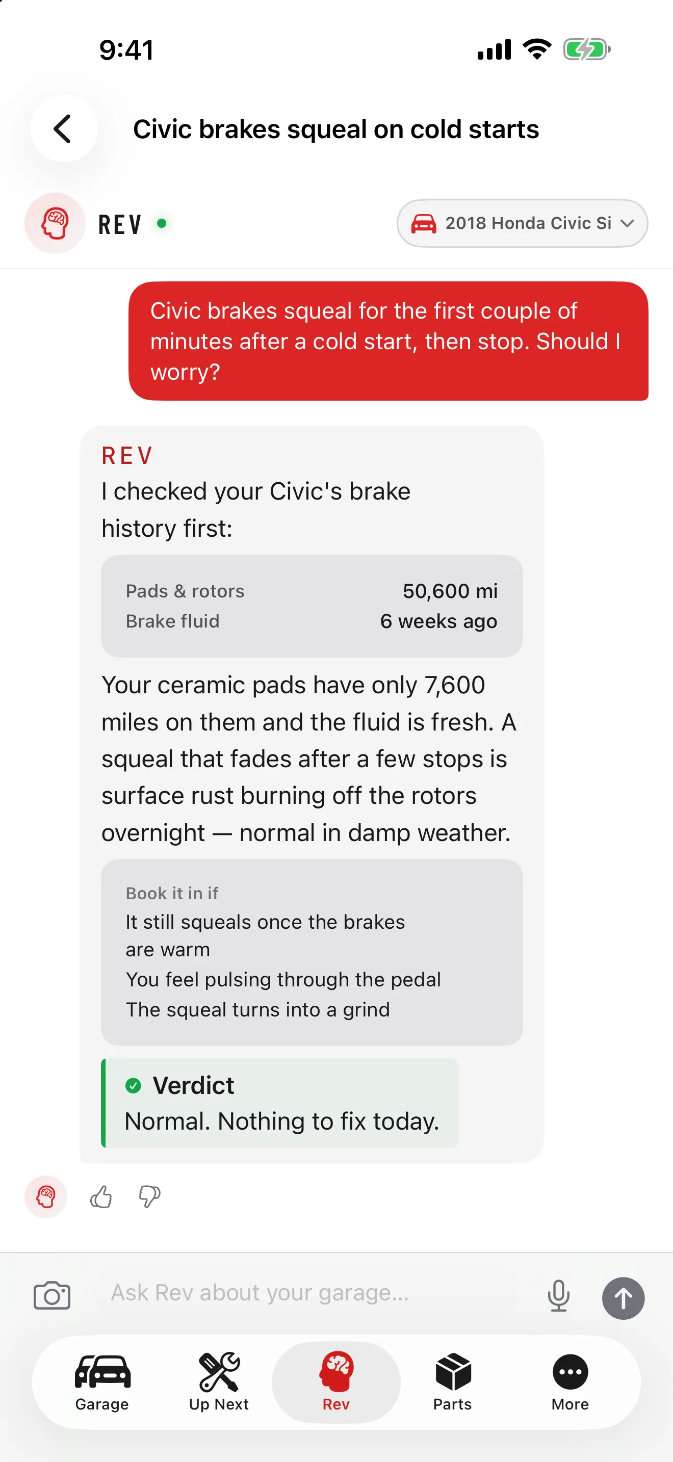 GarageHub pe iPhone, chat Rev pentru un Honda Civic Si din 2018: proprietarul întreabă dacă frânele care scârțâie câteva minute după o pornire la rece sunt o problemă. Rev verifică mai întâi istoricul frânelor (plăcuțe și discuri, lichid de frână acum șase săptămâni), explică că scârțâitul este rugina de suprafață care se arde de pe discuri, listează când ar trebui programat și oferă verdictul: normal, nimic de reparat azi.