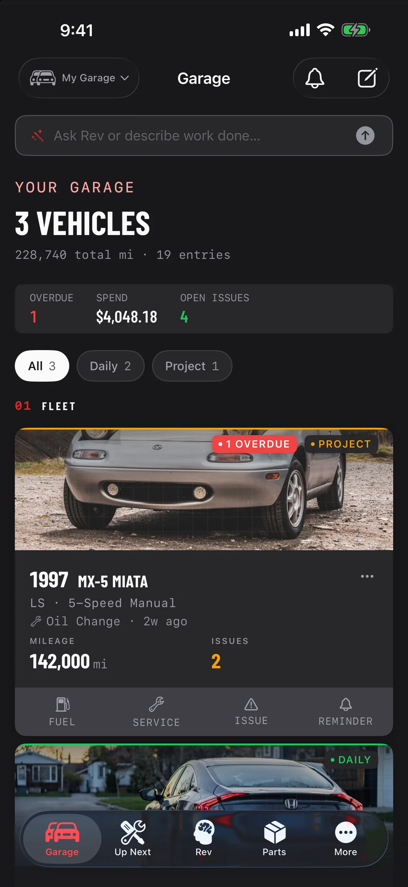 GarageHub no iPhone, a tela da garagem: três veículos com sua quilometragem total e entradas, um item atrasado, gasto total e quatro problemas em aberto, e o cartão do Mazda MX-5 Miata 1997 com sua foto, quilometragem e um distintivo de atraso.