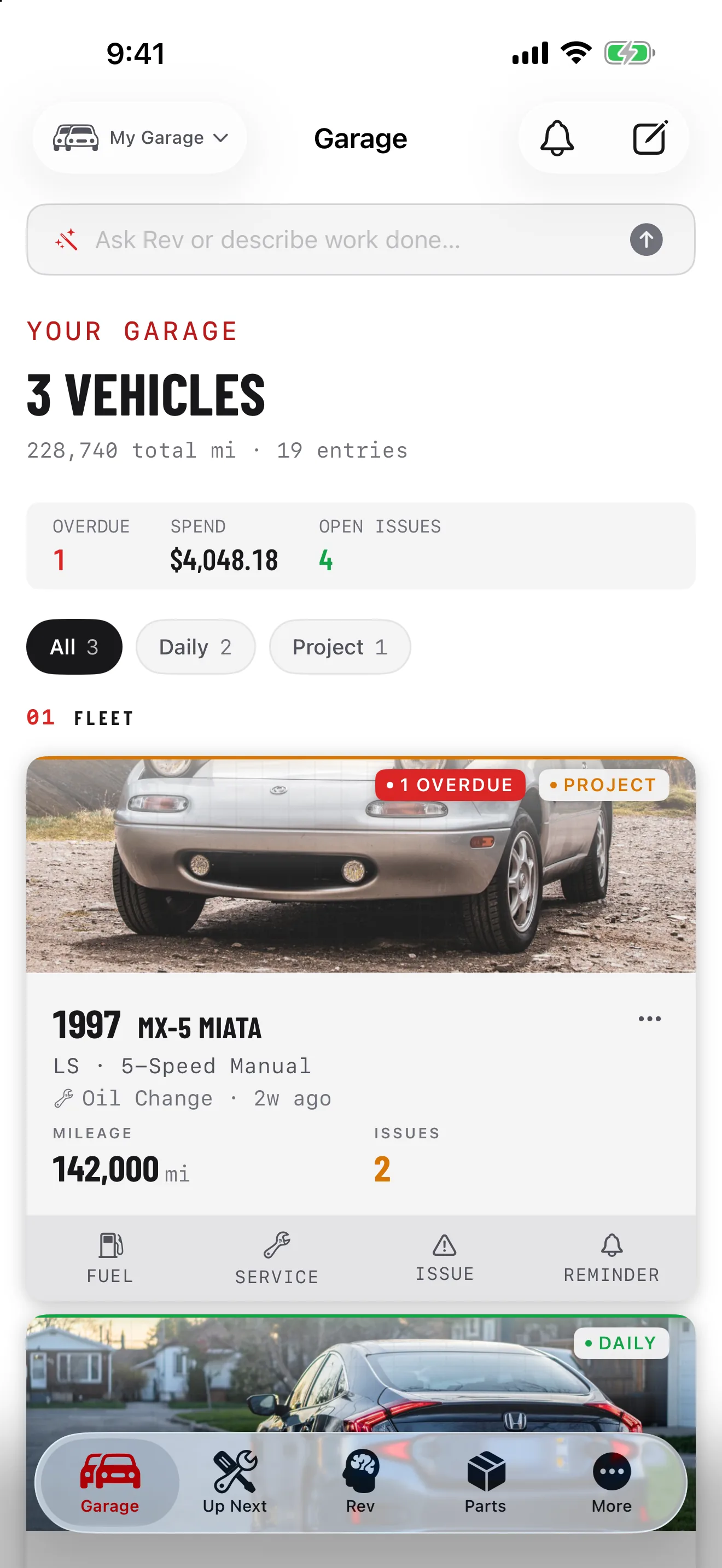 GarageHub no iPhone, a tela da garagem: três veículos com sua quilometragem total e entradas, um item atrasado, gasto total e quatro problemas em aberto, e o cartão do Mazda MX-5 Miata 1997 com sua foto, quilometragem e um distintivo de atraso.