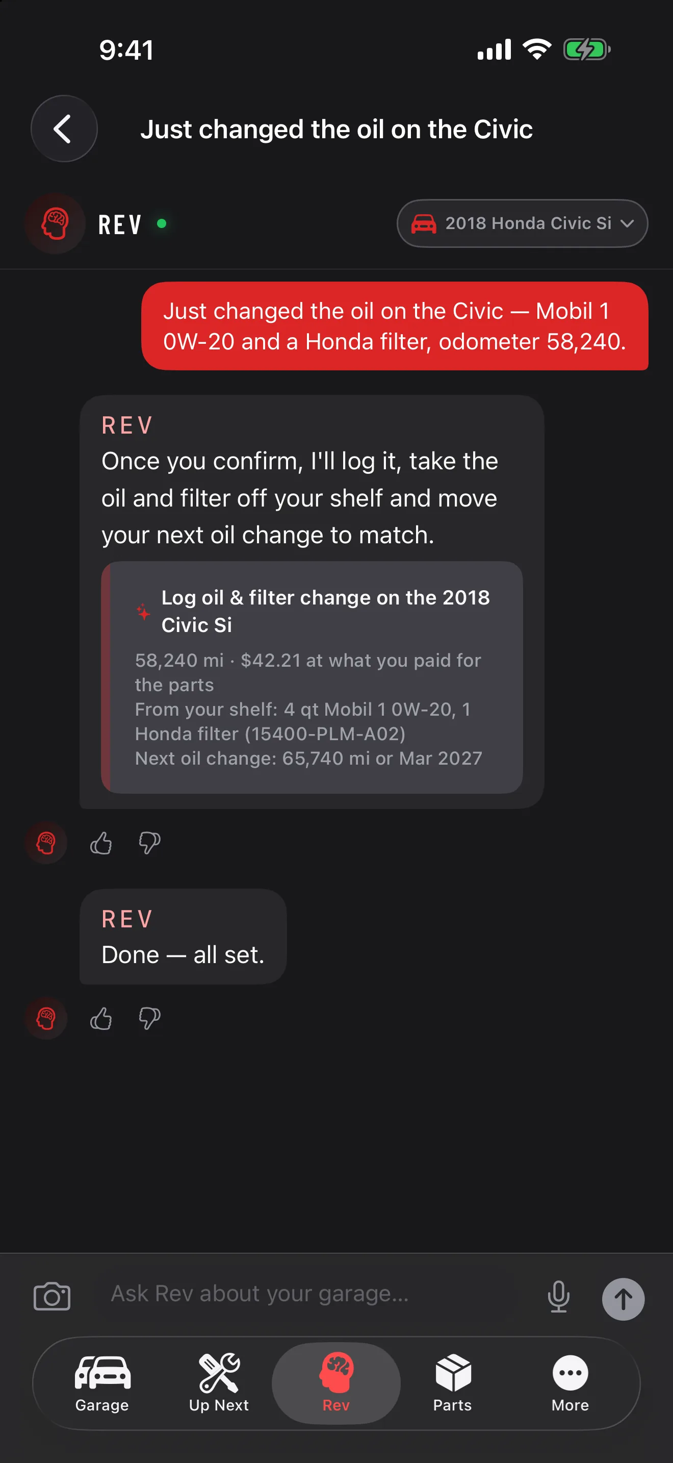 GarageHub pe iPhone, chat Rev: proprietarul tastează că a schimbat uleiul la Civic cu Mobil 1 0W-20 și un filtru Honda la 93.730 km. Rev afișează un card de confirmare pentru un schimb de ulei și filtru cu odometrul, costul, uleiul și filtrul pe care le va scoate din stocul de piese, și următorul schimb de ulei la 105.800 km sau martie 2027, apoi răspunde că este gata.