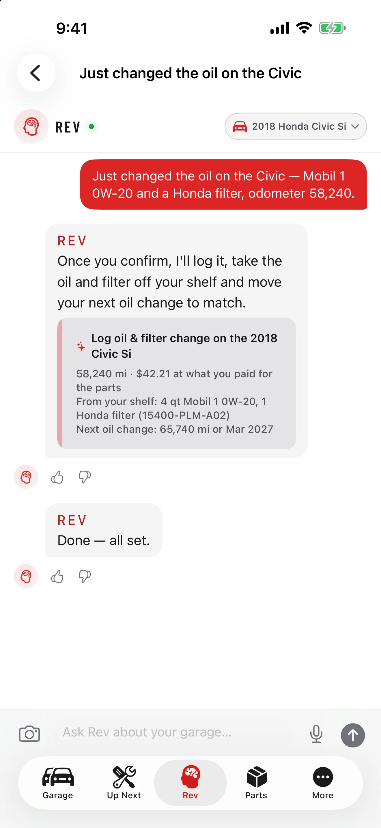GarageHub pe iPhone, chat Rev: proprietarul tastează că a schimbat uleiul la Civic cu Mobil 1 0W-20 și un filtru Honda la 93.730 km. Rev afișează un card de confirmare pentru un schimb de ulei și filtru cu odometrul, costul, uleiul și filtrul pe care le va scoate din stocul de piese, și următorul schimb de ulei la 105.800 km sau martie 2027, apoi răspunde că este gata.