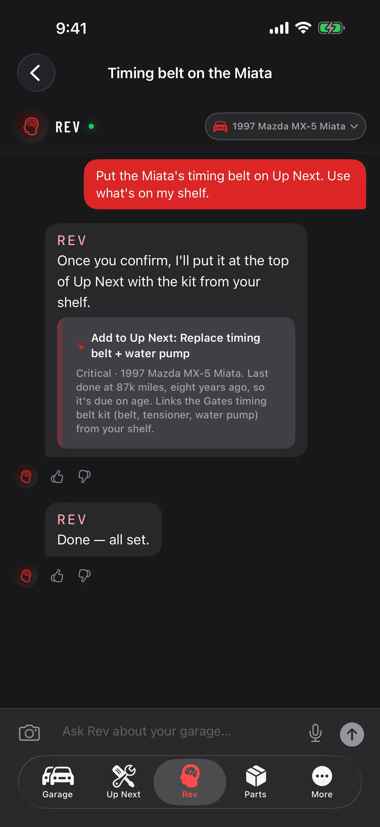 GarageHub no iPhone, chat do Rev para um Mazda MX-5 Miata 1997: solicitado a colocar a correia dentada em Próximo usando peças em estoque, o Rev exibe um cartão de confirmação para um serviço crítico de correia dentada e bomba d'água, realizado pela última vez a 140 mil km, há oito anos, com o kit Gates do estoque vinculado, então responde que está feito.