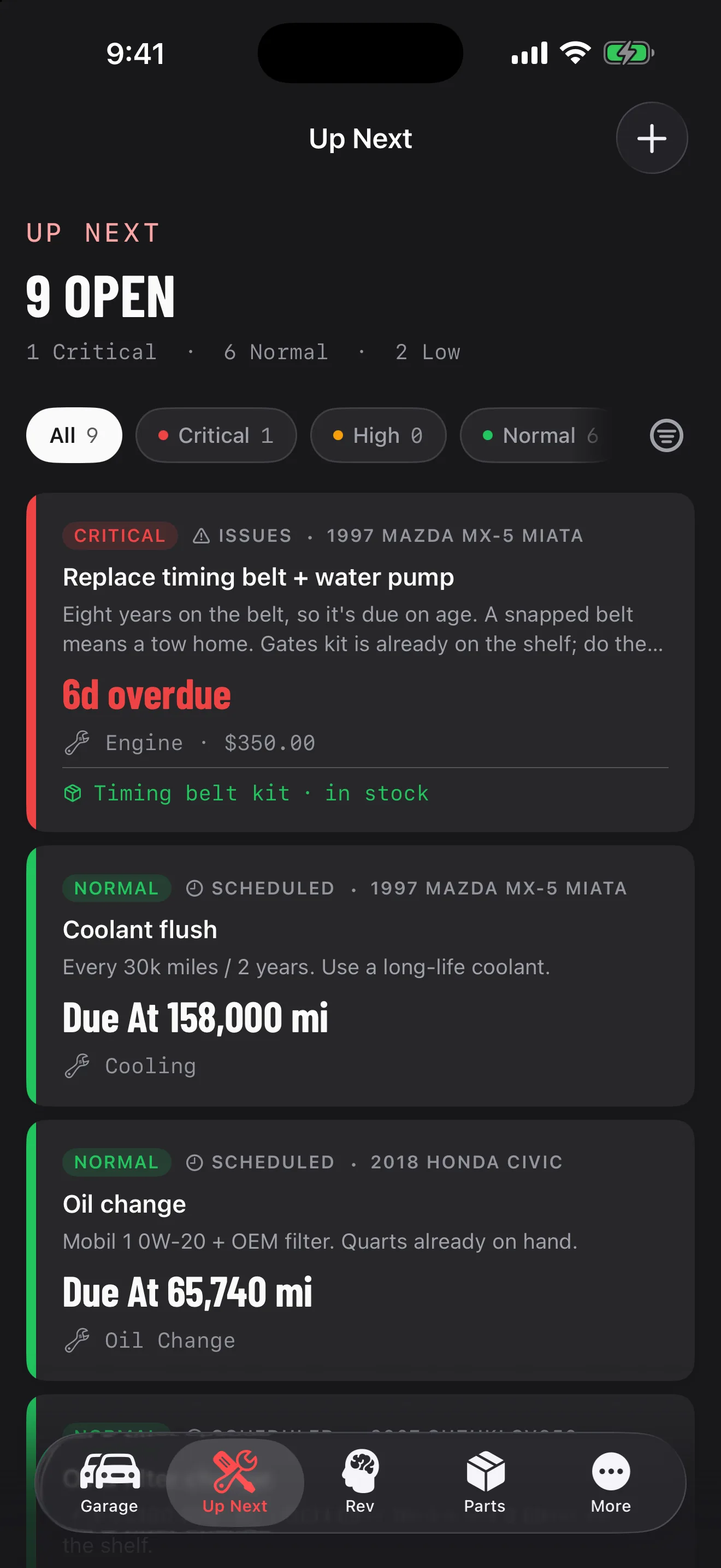 GarageHub pe iPhone, lista "Următoarele" pentru întregul garaj: nouă elemente deschise, cu o înlocuire critică a curelei de distribuție și a pompei de apă la Miata întârziată cu șase zile și kitul ei în stoc, apoi o spălare a lichidului de răcire scadentă la 254.280 de km și schimbul de ulei al Civic-ului scadent la 105.800 de km.