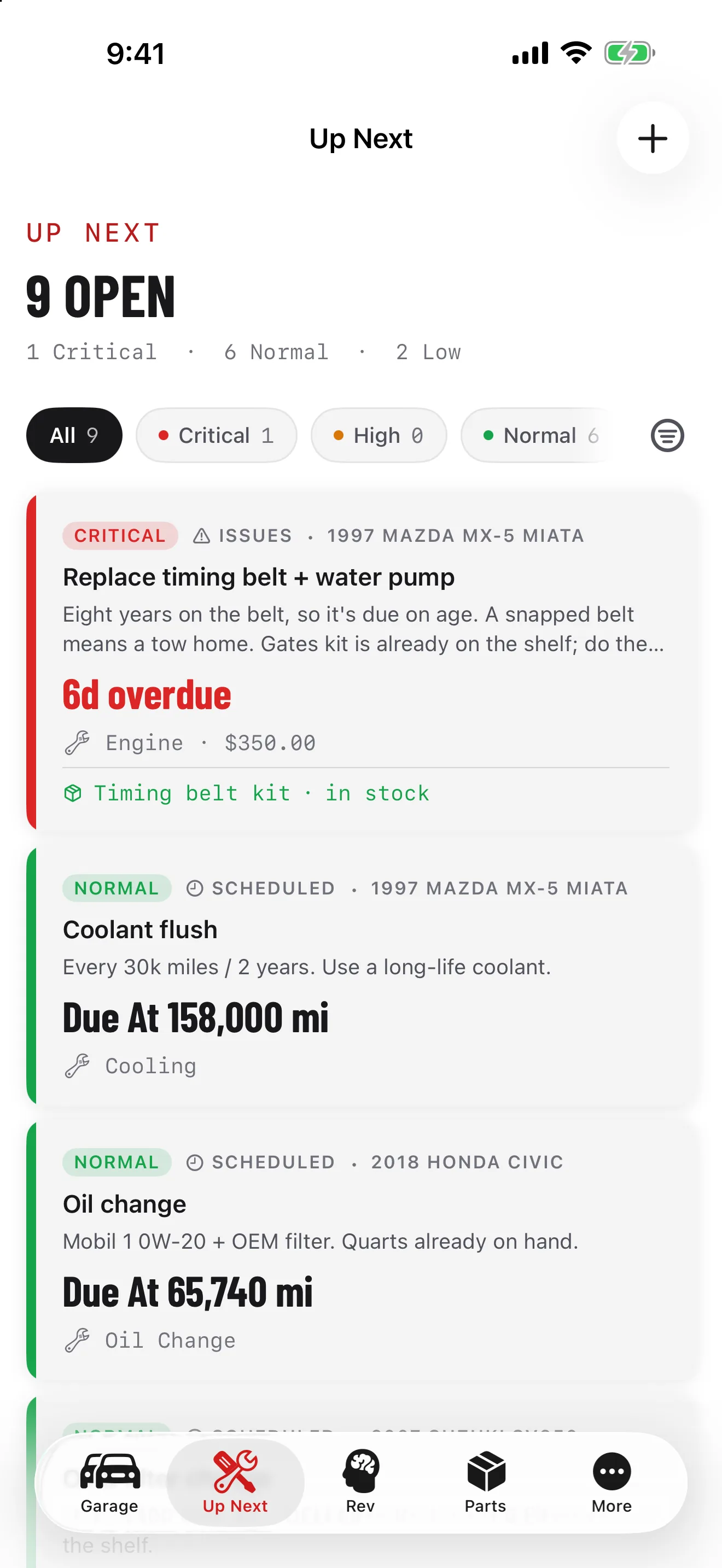 GarageHub pe iPhone, lista "Următoarele" pentru întregul garaj: nouă elemente deschise, cu o înlocuire critică a curelei de distribuție și a pompei de apă la Miata întârziată cu șase zile și kitul ei în stoc, apoi o spălare a lichidului de răcire scadentă la 254.280 de km și schimbul de ulei al Civic-ului scadent la 105.800 de km.